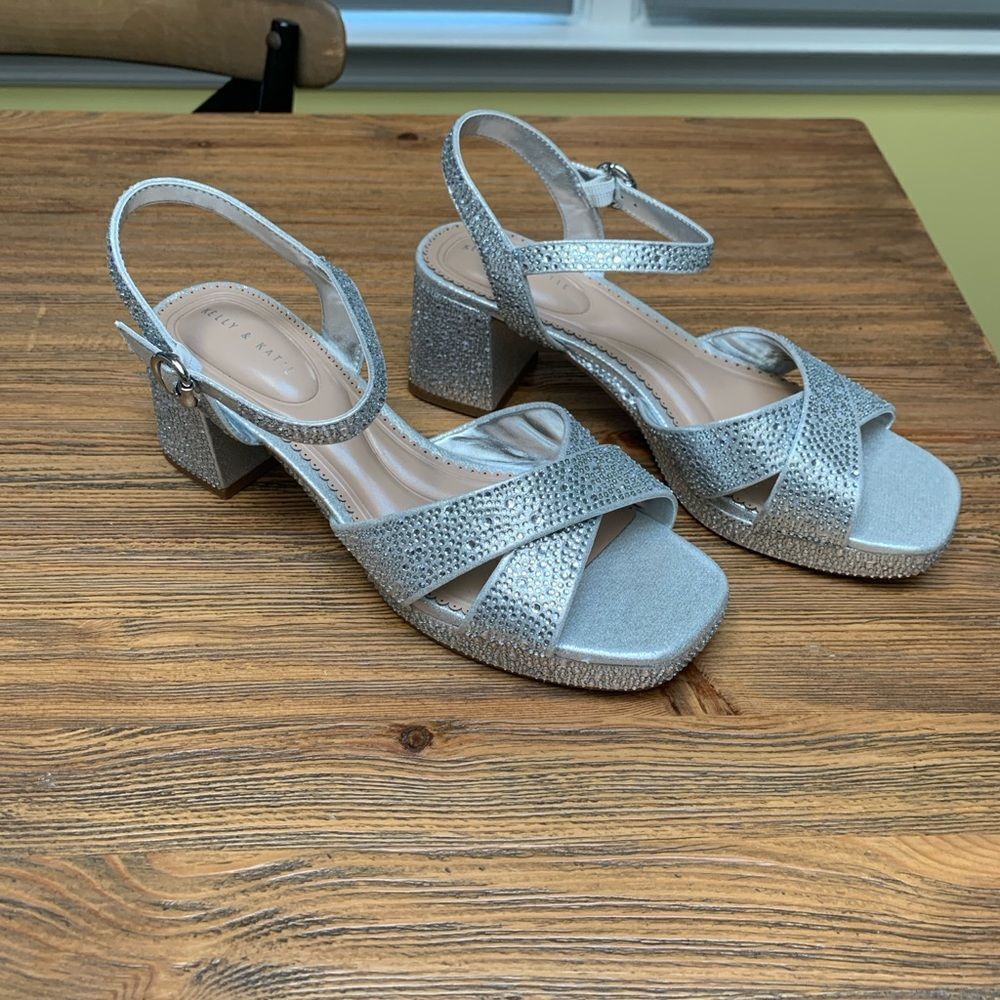 Kelly & Katie Silver Glitter Sandals NWOT - Picture 2 of 16